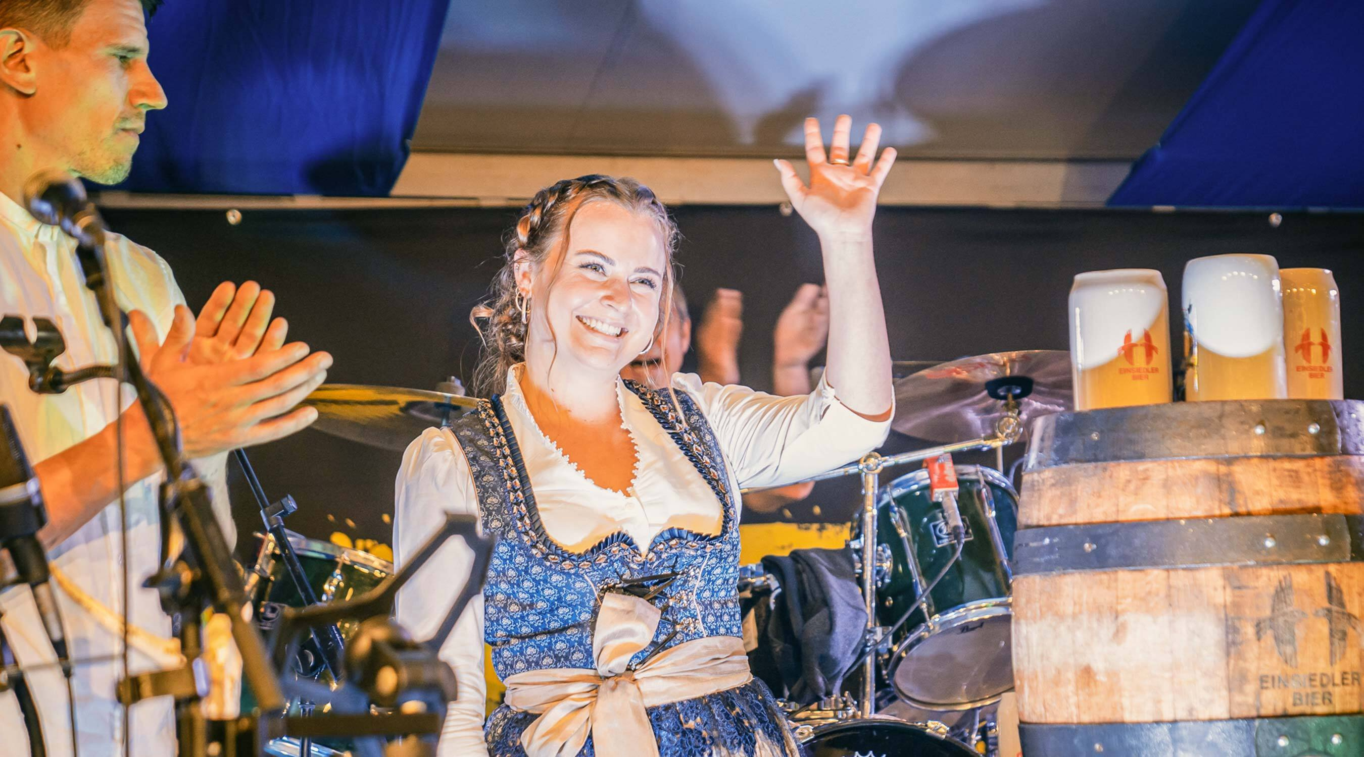 Stimmung lea festwirtin lozaerner oktoberfest 02